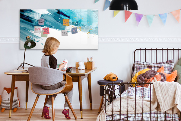 Pizarra magnética de pared con rotulador Un póster colorido para presentar fotos