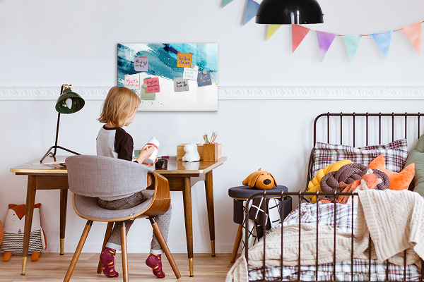 Pizarra magnética de pared con rotulador Un póster colorido para presentar fotos