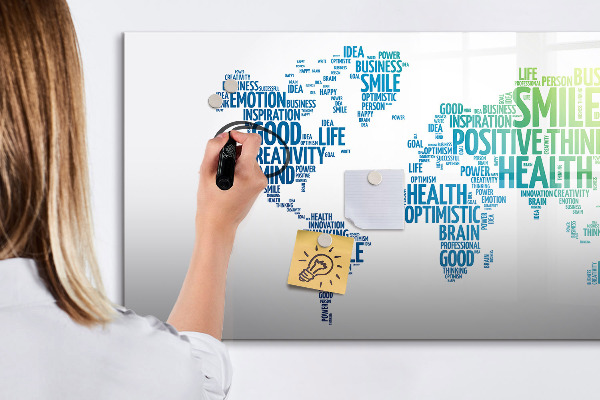 Pizarra magnética de pared con rotulador Un mundo lleno de ideas y positividad.