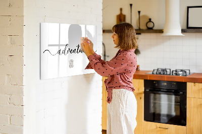 Pizarra borrable de cristal con imanes Un espacio creativo para recuerdos y fotos.
