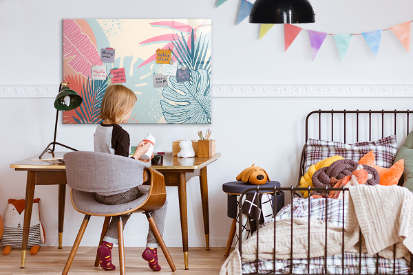 Pizarra magnética de pared con rotulador Un tablero colorido para notas y fotos.