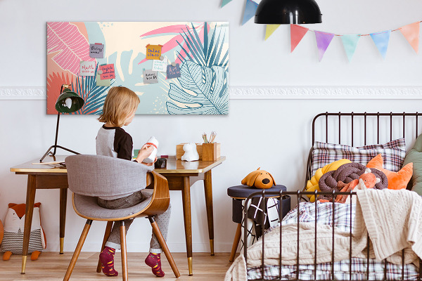 Pizarra magnética de pared con rotulador Un tablero colorido para notas y fotos.