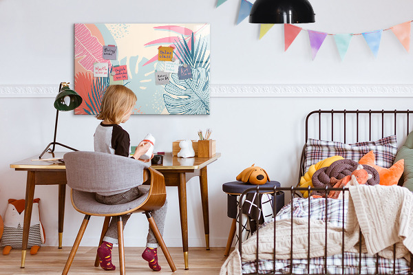 Pizarra magnética de pared con rotulador Un tablero colorido para notas y fotos.