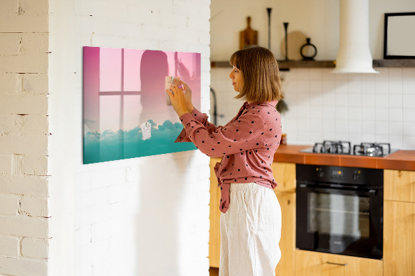 Pizarra magnética de pared con rotulador Un tablero colorido para notas y fotos.