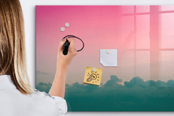Pizarra magnética de pared con rotulador Un tablero colorido para notas y fotos.