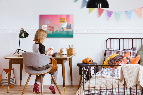 Pizarra magnética de pared con rotulador Un tablero colorido para notas y fotos.