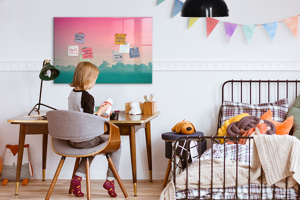 Pizarra magnética de pared con rotulador Un tablero colorido para notas y fotos.