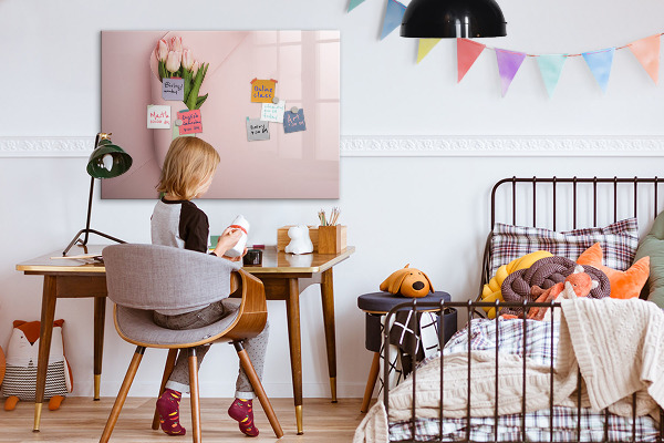 Pizarra magnética de pared con rotulador Un espacio creativo para recuerdos y notas.