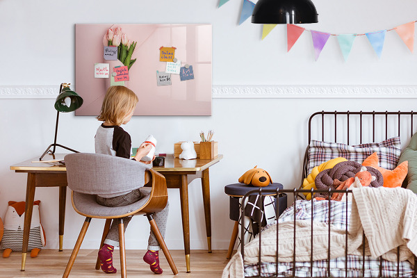 Pizarra magnética de pared con rotulador Un espacio creativo para recuerdos y notas.