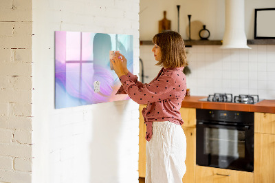 Pizarra magnética de pared con rotulador Un tablero colorido para fotos y notas.