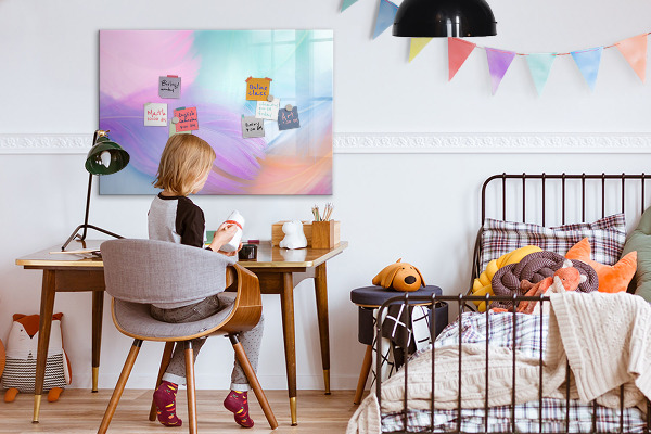 Pizarra magnética de pared con rotulador Un tablero colorido para fotos y notas.