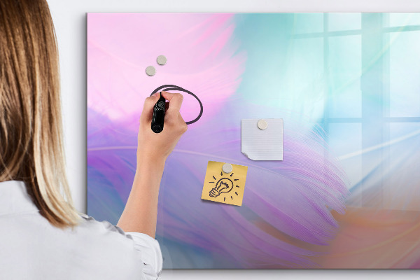 Pizarra magnética de pared con rotulador Un tablero colorido para fotos y notas.