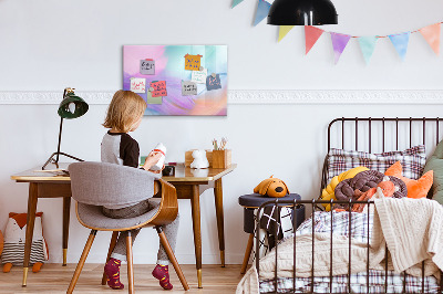 Pizarra magnética de pared con rotulador Un tablero colorido para fotos y notas.