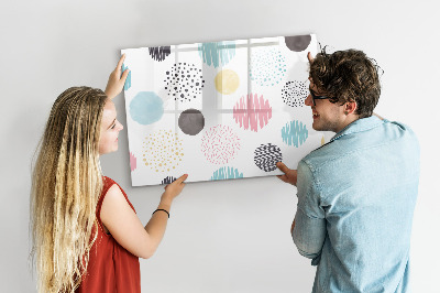 Pizarra magnética de pared con rotulador Un tablero colorido para recuerdos y notas.