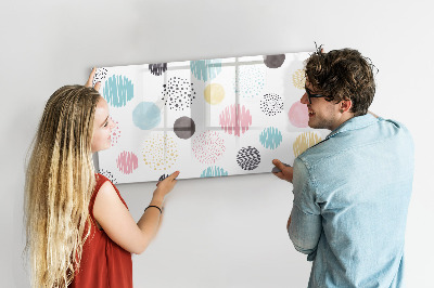 Pizarra magnética de pared con rotulador Un tablero colorido para recuerdos y notas.