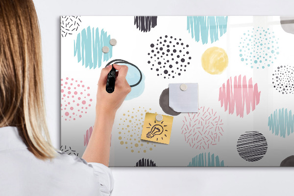 Pizarra magnética de pared con rotulador Un tablero colorido para recuerdos y notas.