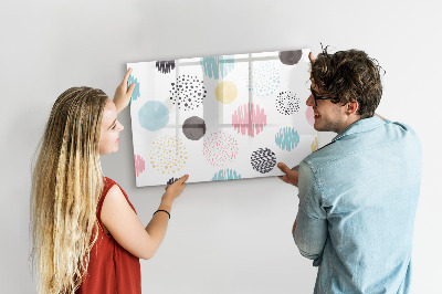 Pizarra magnética de pared con rotulador Un tablero colorido para recuerdos y notas.