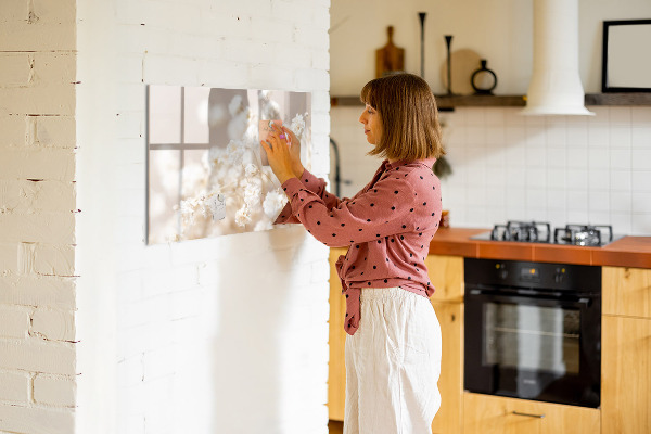 Pizarra magnética de pared con rotulador Un lugar creativo para recuerdos y fotos.