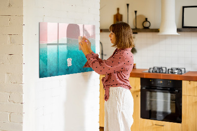 Pizarra magnética de pared con rotulador Un tablero colorido para notas y fotos.