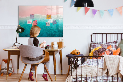 Pizarra magnética de pared con rotulador Un tablero colorido para notas y fotos.