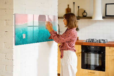 Pizarra magnética de pared con rotulador Un tablero colorido para notas y fotos.