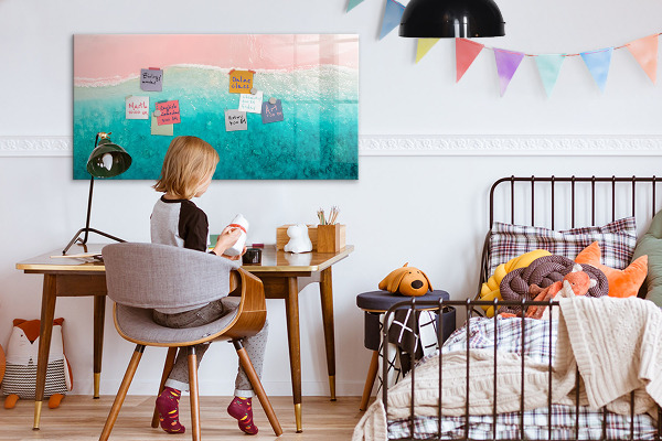 Pizarra magnética de pared con rotulador Un tablero colorido para notas y fotos.