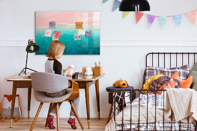 Pizarra magnética de pared con rotulador Un tablero colorido para notas y fotos.