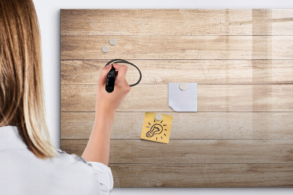Pizarra magnética de pared con rotulador Un elegante tablero para notas y fotos.