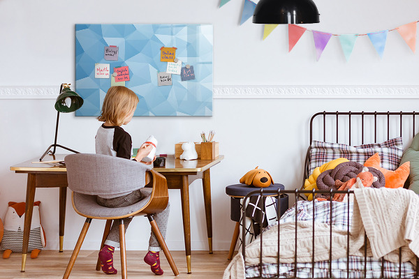 Pizarra magnética de pared con rotulador Un tablero colorido para notas y fotos.