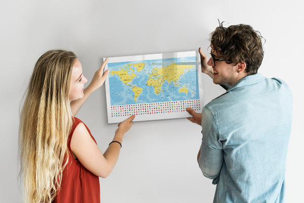 Pizarra borrable de cristal con imanes Un mapa del mundo para la personalización y los recuerdos.