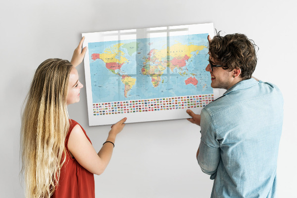 Pizarra borrable de cristal con imanes Mapa del mundo con lugares para marcar.