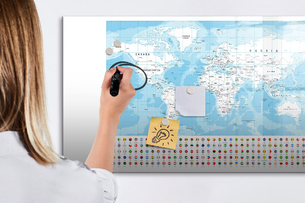 Pizarra borrable de cristal con imanes Mapa del mundo con lugares para marcar.