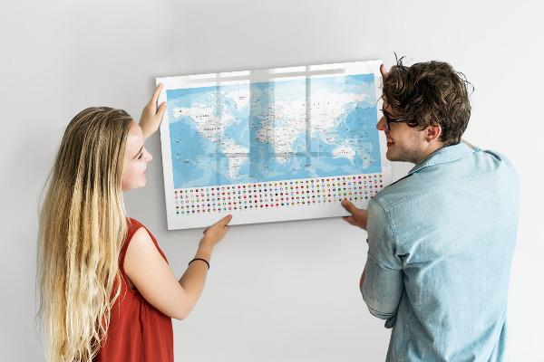 Pizarra borrable de cristal con imanes Mapa del mundo con lugares para marcar.