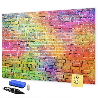 Pizarra magnética de pared con rotulador Una pared colorida con espacio para fotos.