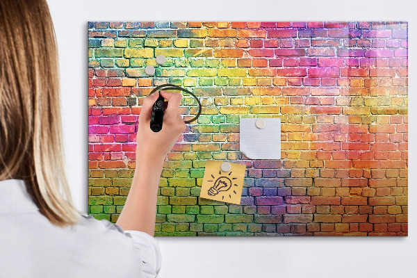 Pizarra magnética de pared con rotulador Una pared colorida con espacio para fotos.