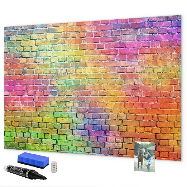 Pizarra magnética de pared con rotulador Una pared colorida con espacio para fotos.