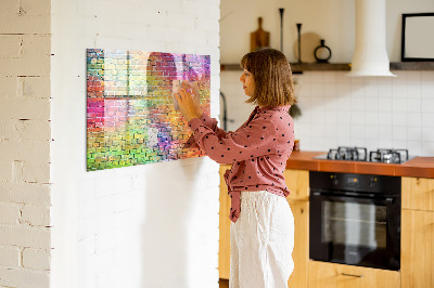 Pizarra magnética de pared con rotulador Una pared colorida con espacio para fotos.
