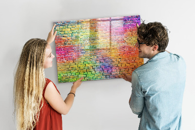 Pizarra magnética de pared con rotulador Una pared colorida con espacio para fotos.