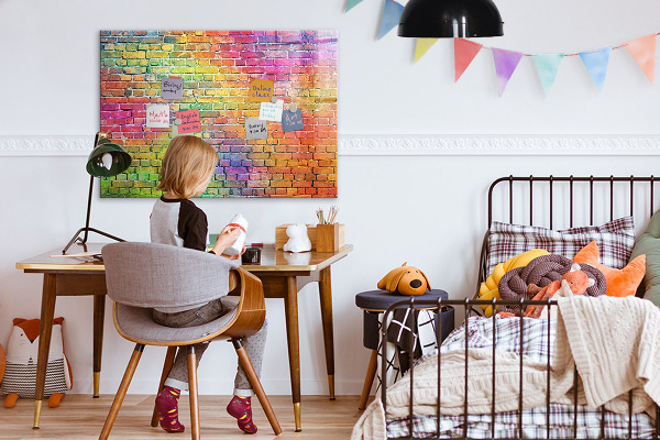 Pizarra magnética de pared con rotulador Una pared colorida con espacio para fotos.