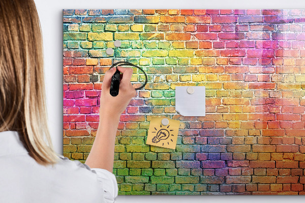 Pizarra magnética de pared con rotulador Una pared colorida con espacio para fotos.