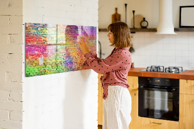 Pizarra magnética de pared con rotulador Una pared colorida con espacio para fotos.