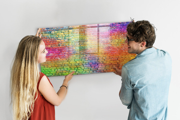 Pizarra magnética de pared con rotulador Una pared colorida con espacio para fotos.