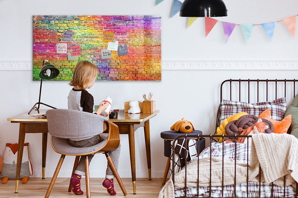 Pizarra magnética de pared con rotulador Una pared colorida con espacio para fotos.