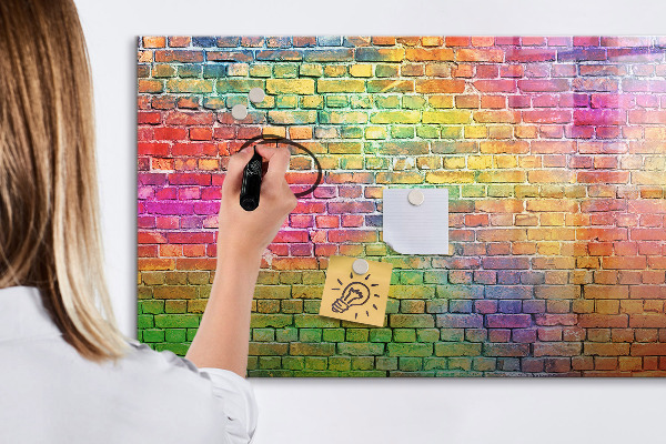 Pizarra magnética de pared con rotulador Una pared colorida con espacio para fotos.