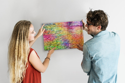 Pizarra magnética de pared con rotulador Una pared colorida con espacio para fotos.