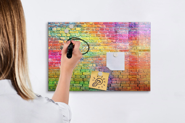 Pizarra magnética de pared con rotulador Una pared colorida con espacio para fotos.