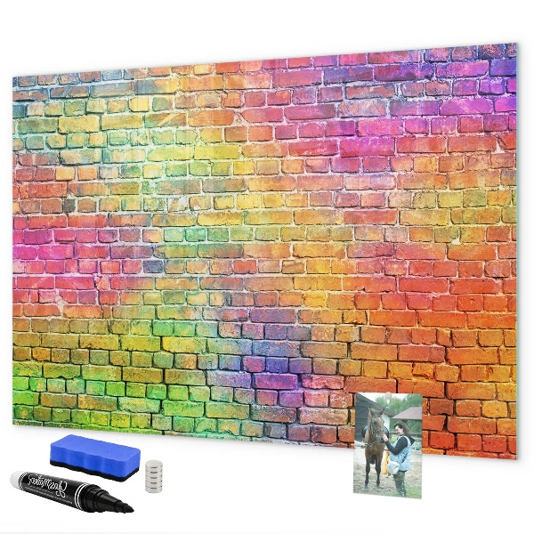 Pizarra magnética de pared con rotulador Una pared colorida con espacio para fotos.