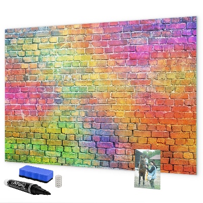 Pizarra magnética de pared con rotulador Una pared colorida con espacio para fotos.