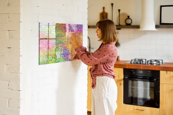 Pizarra magnética de pared con rotulador Una pared colorida con espacio para fotos.