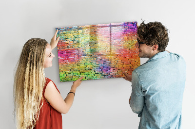 Pizarra magnética de pared con rotulador Una pared colorida con espacio para fotos.